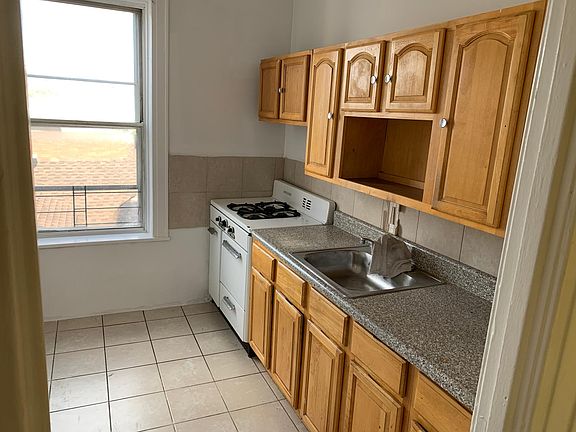 5th image of 9117 172nd St APT 4B