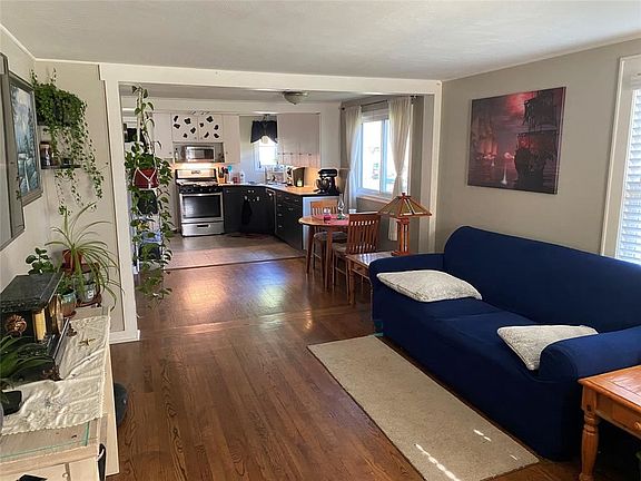 3rd image of 324 1st Ave