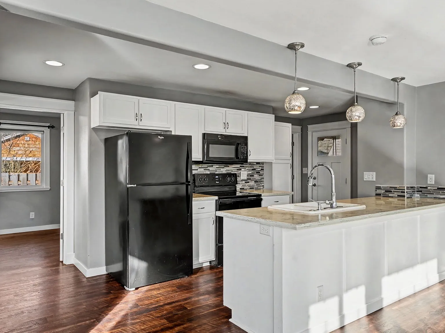 2 bed, 744 sqft, $1,950 — Photo 3