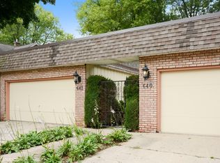 640 S Hough St, Barrington, IL 60010