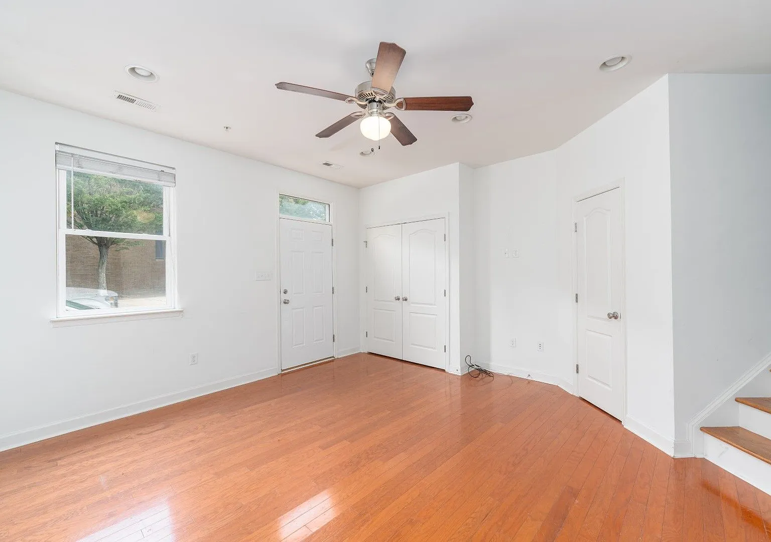Four Large Bedrooms, 2.5 Bathroom Townhouse in South Baltimore — Photo 2