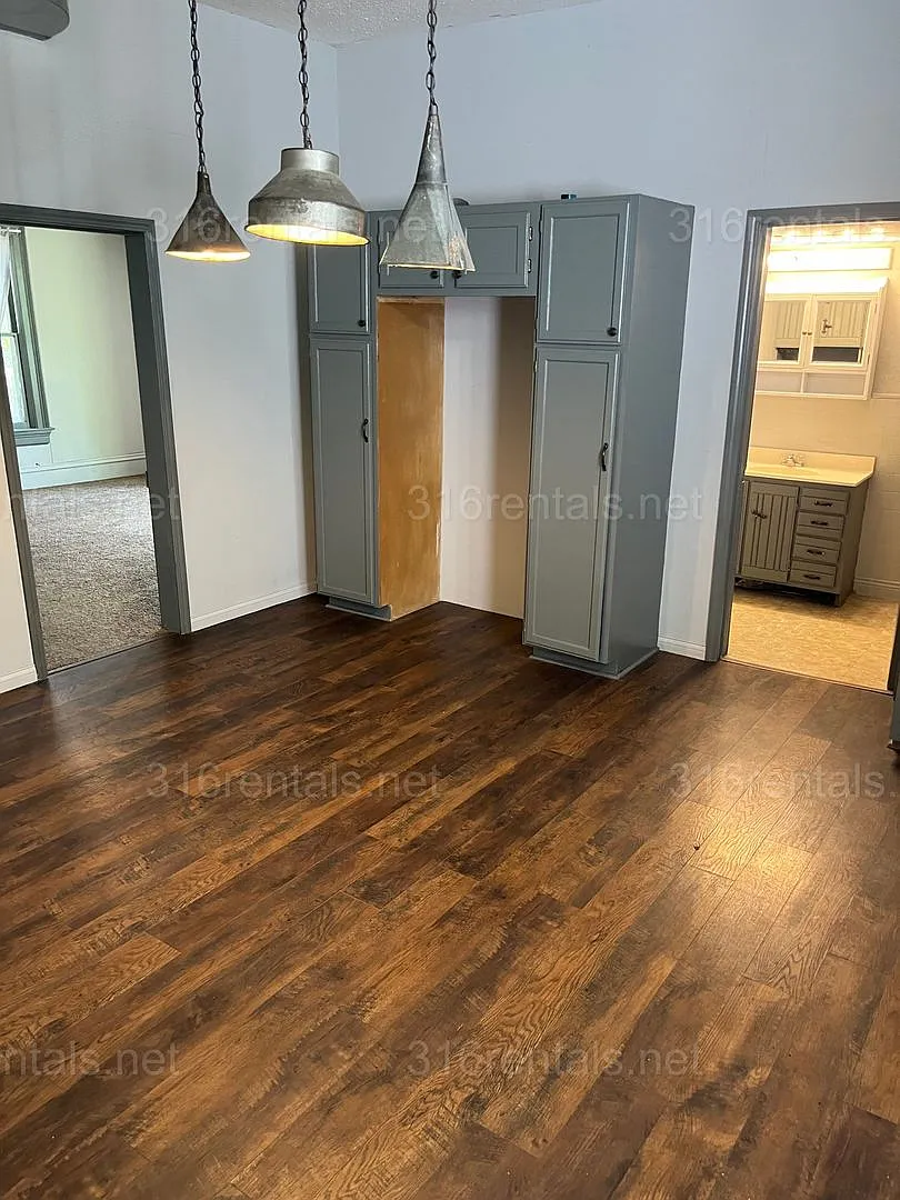 $1175 - 3 bed 1 bath - Single Family Home — Photo 2