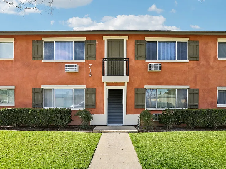 Mavis Plaza Apartments — Photo 26