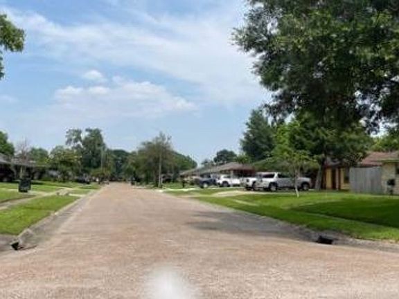 Exterior Neighborhood (street photo)