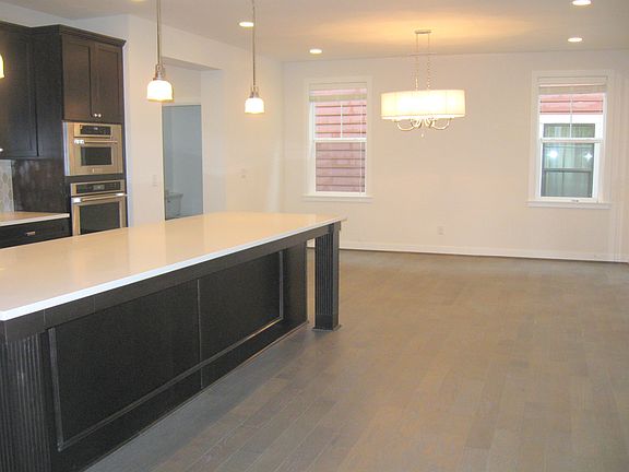 4th image of 981 Pine Crest Cir
