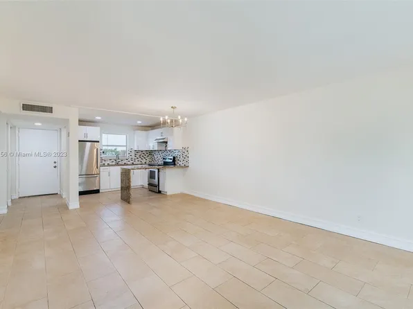 729 Lori Dr APT 401, Palm Springs, FL 33461