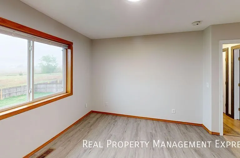 3920 S Stanford Ave — Photo 6