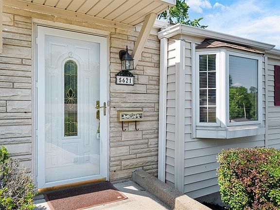 3rd image of 5621 Villahaven Dr