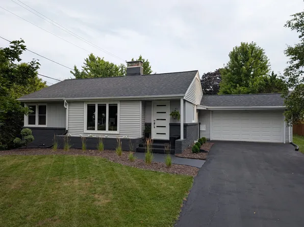 409 E Spooner Rd, Fox Pt, WI 53217