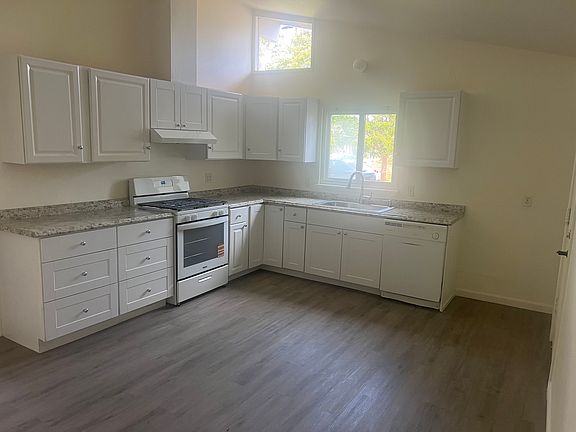 2nd image of 1374 El Capitan Way