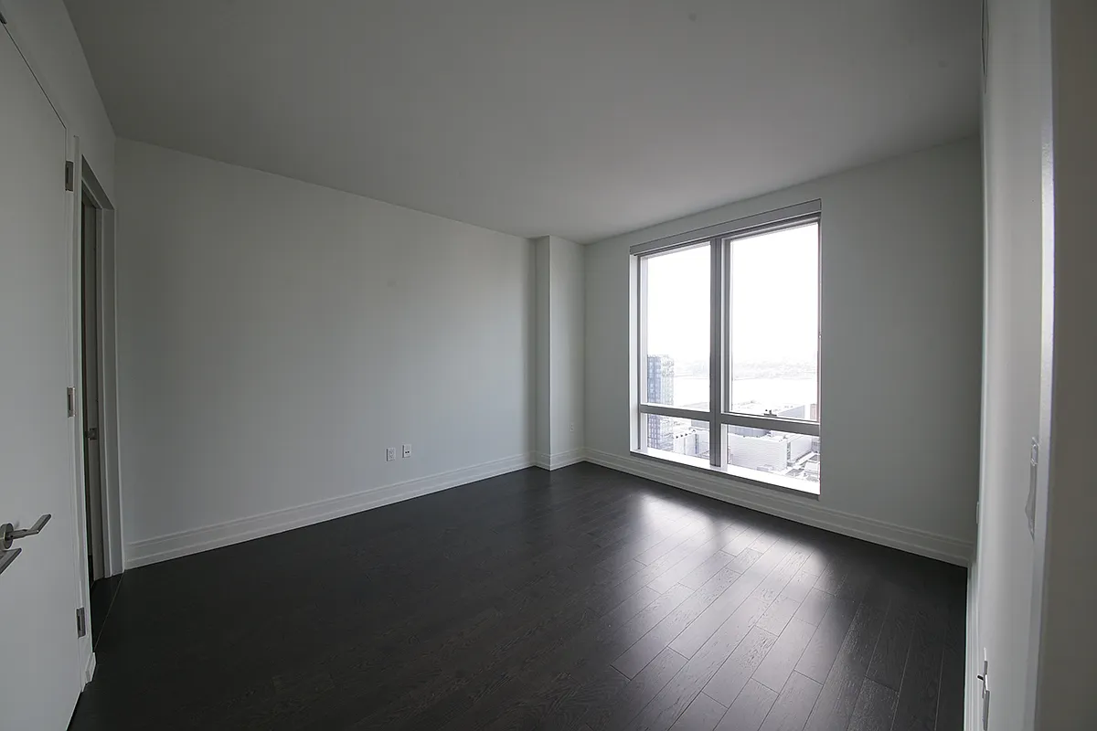555 10th Ave — Photo 3