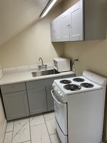 709 NE 43rd St #4 — Photo 3