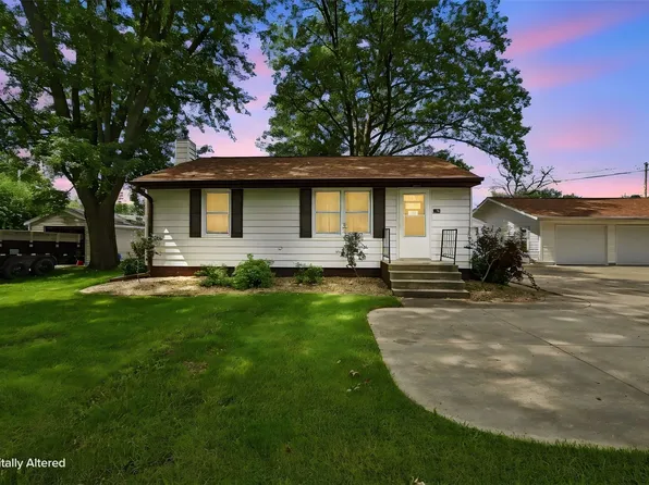 215 Franklin St, Center Point, IA 52213