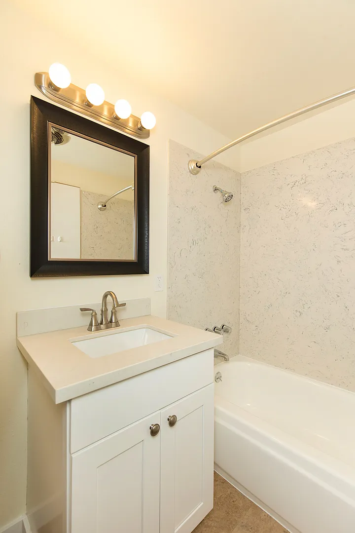 Remodeled 2 Bed / 1 Bath In Central Fremont! W/D In-Unit! — Photo 2
