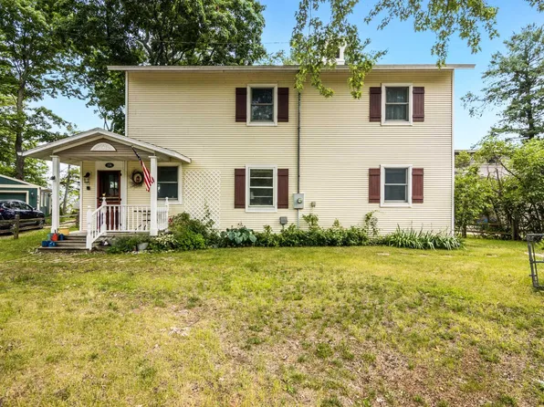 536 N West Bay Shore Dr, Suttons Bay, MI 49682