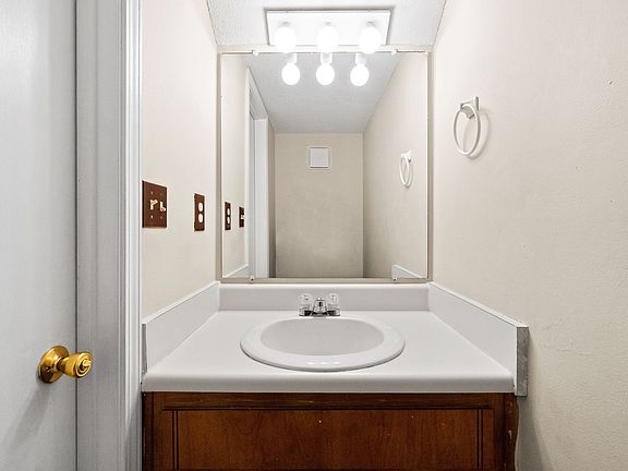 5th image of 1630 Baltimore Dr APT D