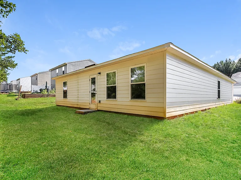 161 Queens Cir — Photo 15