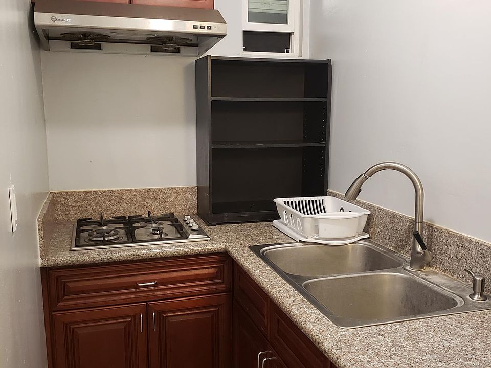 1st image of 979 Village Pl