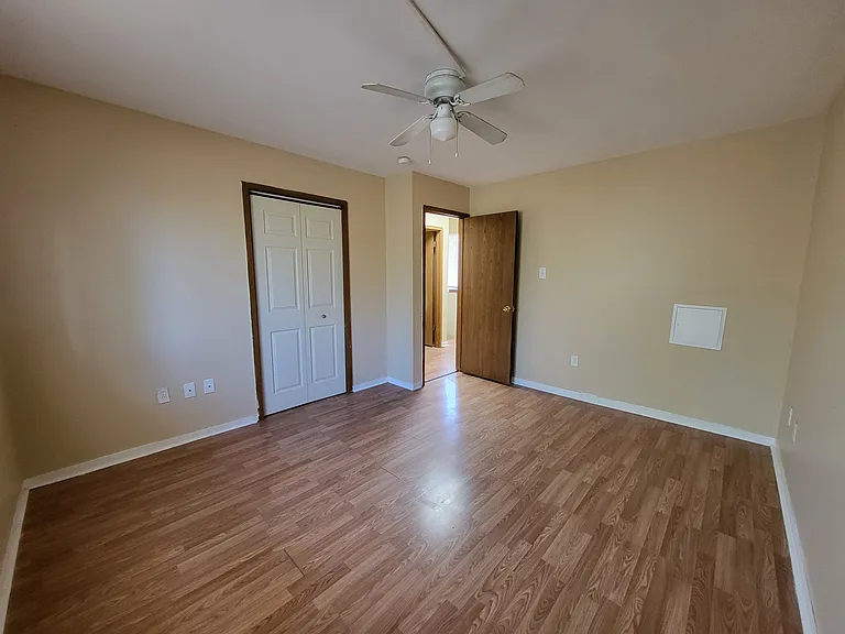 402 Tudor Ct — Photo 16
