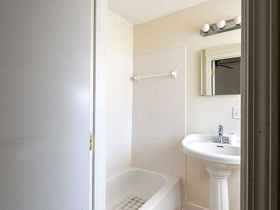 5th image of 321 Nancy Carrol Ave #C