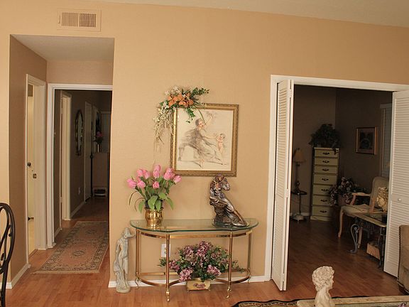 Neutral paint throughout