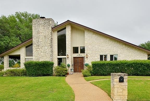 Well Maintained yard and Architectural good looks.