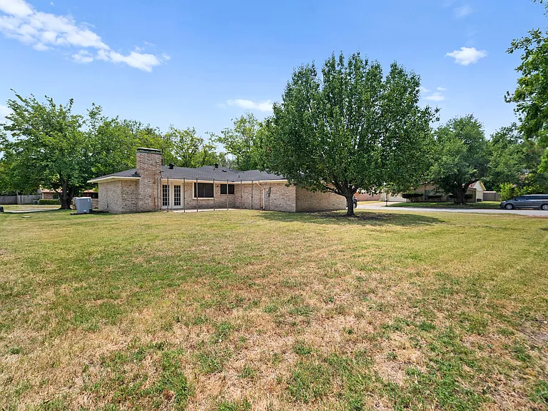 1801 Ridgecrest Dr — Photo 15