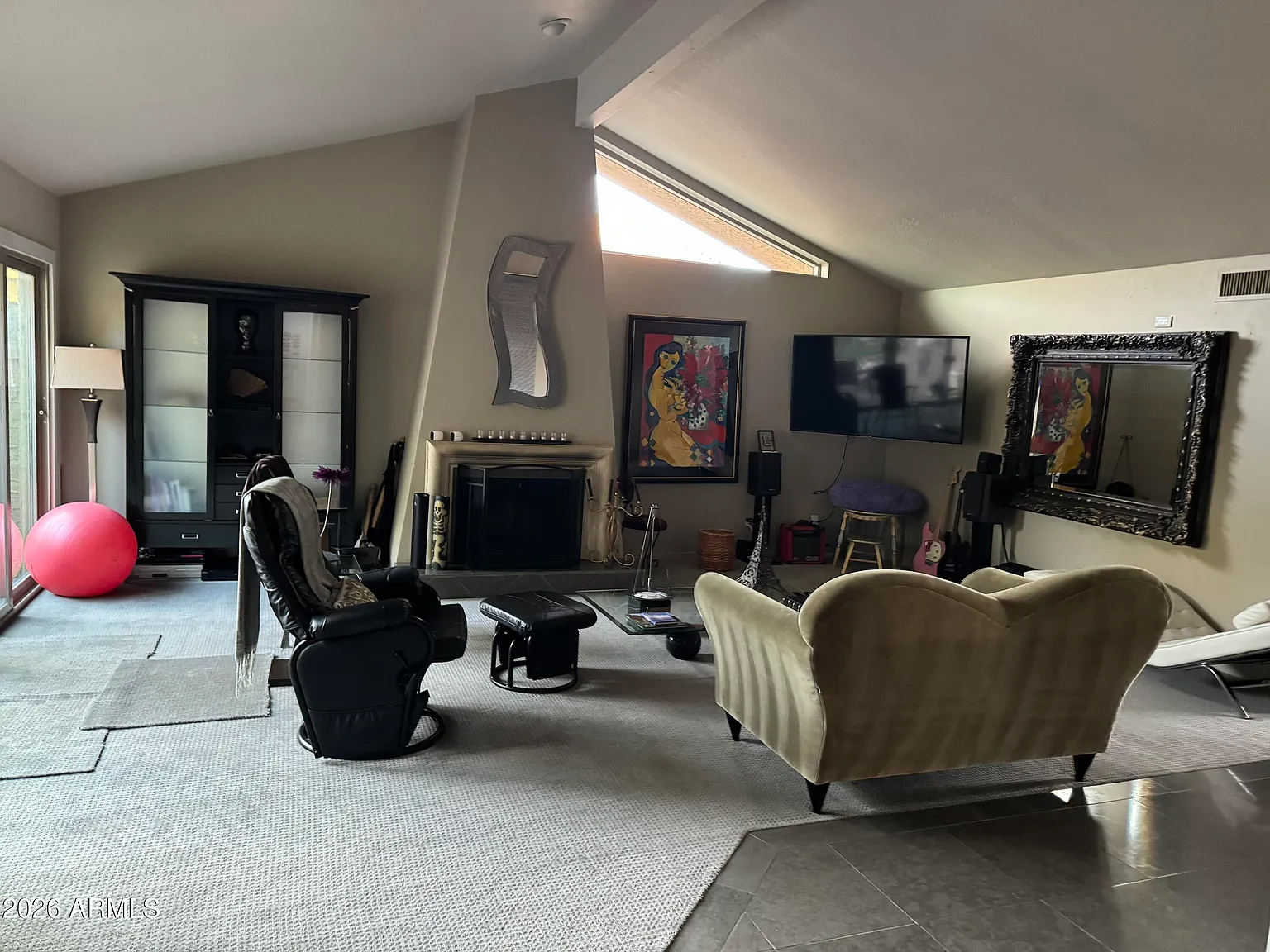 3 bed, 2.0 bath, 1900 sqft, $3,995 — Photo 2