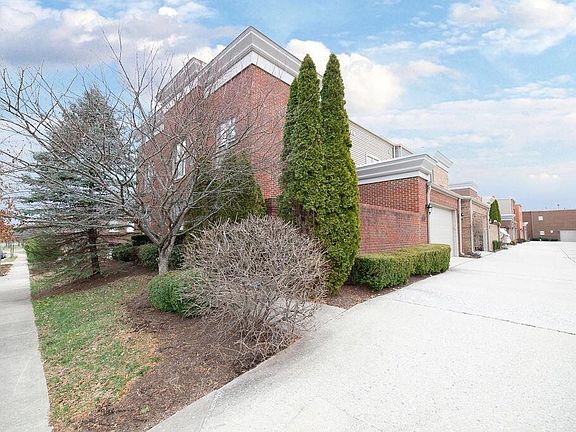 5th image of 972 Village Green Ave
