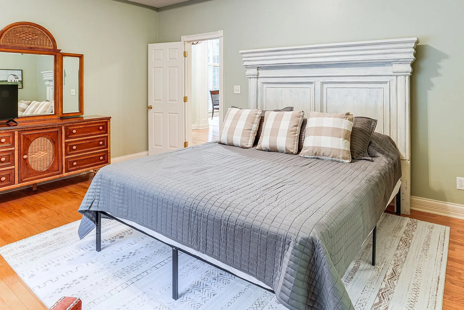 3 bed, 2.0 bath, 2798 sqft, $2,806 — Photo 4