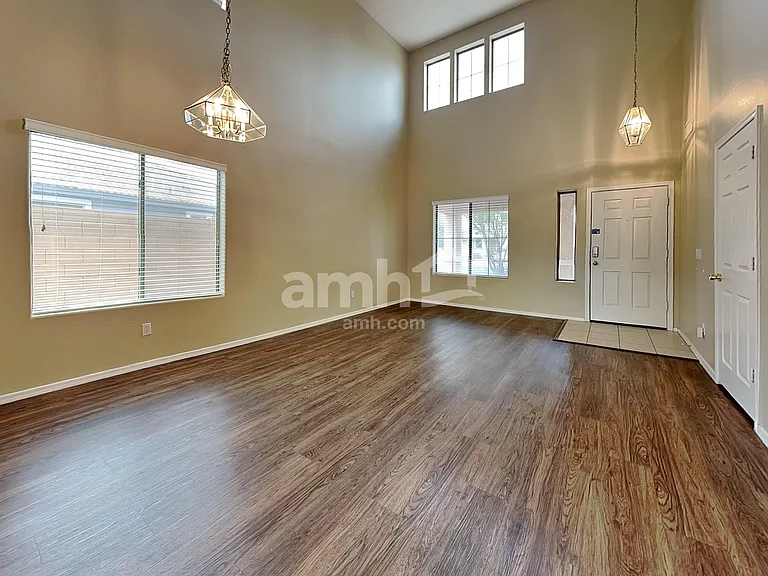 206 S 151st Ave — Photo 6