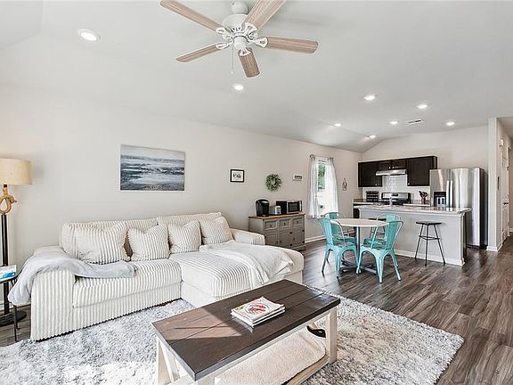 3rd image of 33368 Hyacinth St