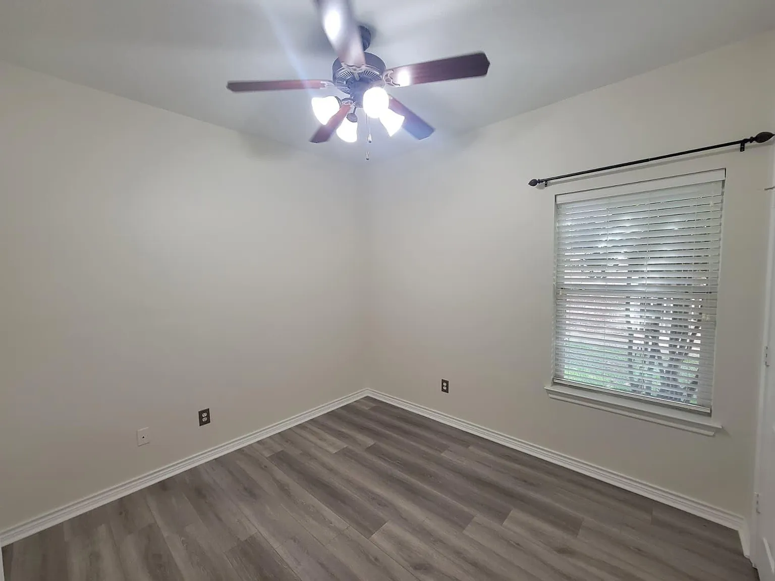 3 bed, 2.0 bath, 1327 sqft, $2,100 — Photo 4