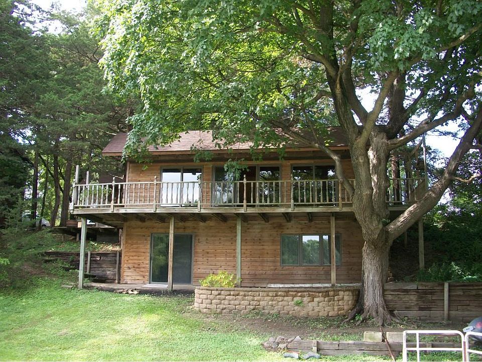 Home walkouts out to the lake, great access to lake activities.