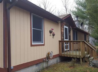 106 Breezewood Dr, Greentown, PA 18426