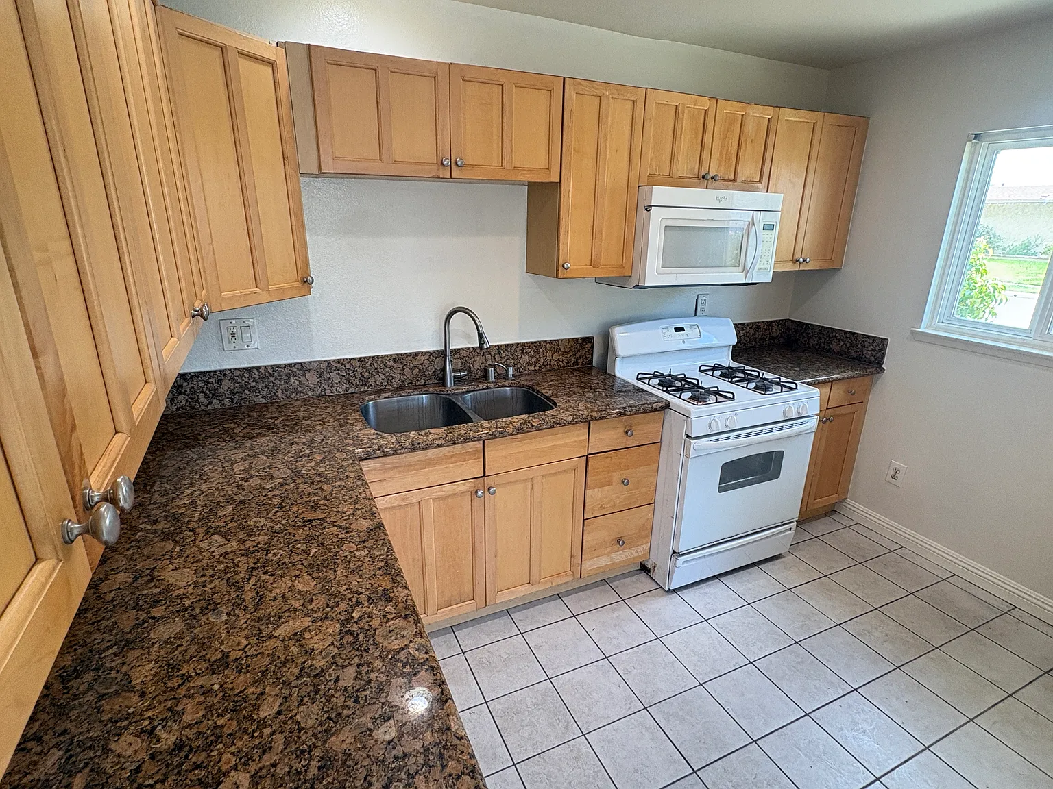 4 bed, 1480 sqft, $4,185 — Photo 3