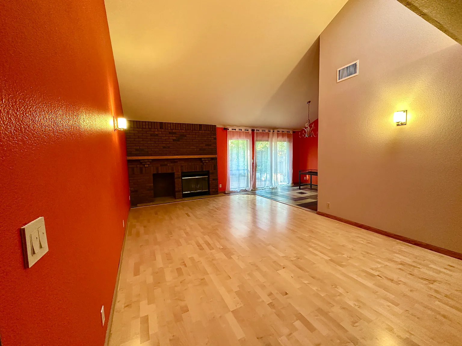 3 bed, 1818 sqft, $4,450 — Photo 4