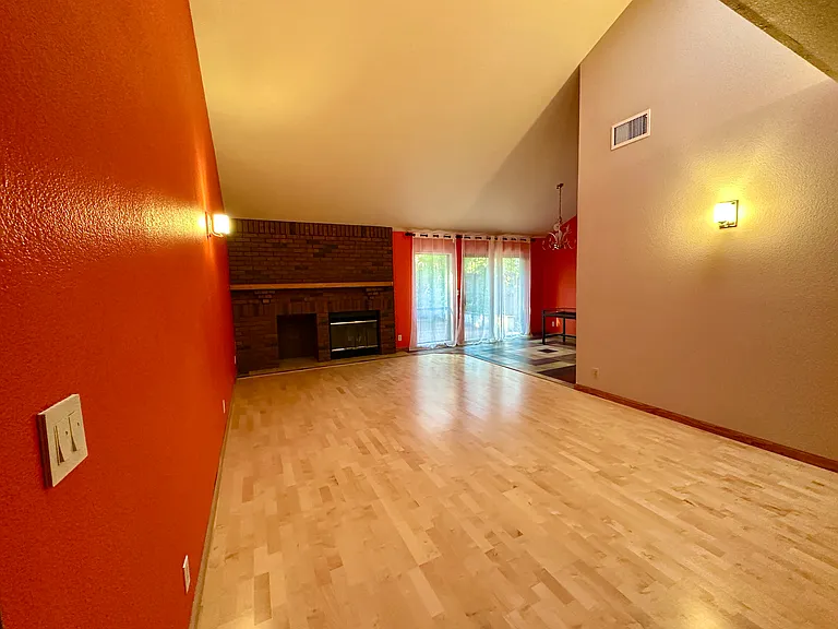1006 Valencia Ave — Photo 4