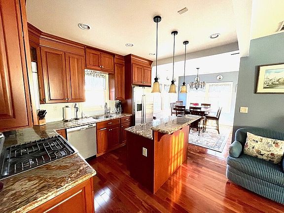 4th image of 626 Hughes St