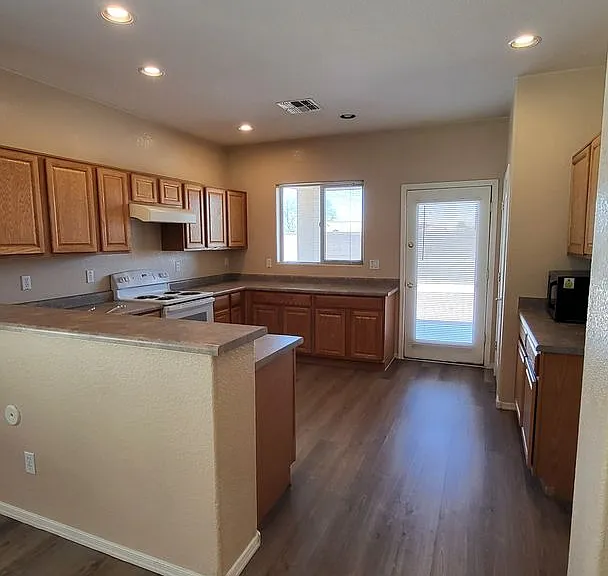 517 S 115th Dr — Photo 4