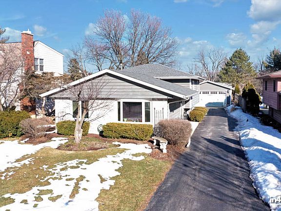 3rd image of 429 Blackhawk Dr