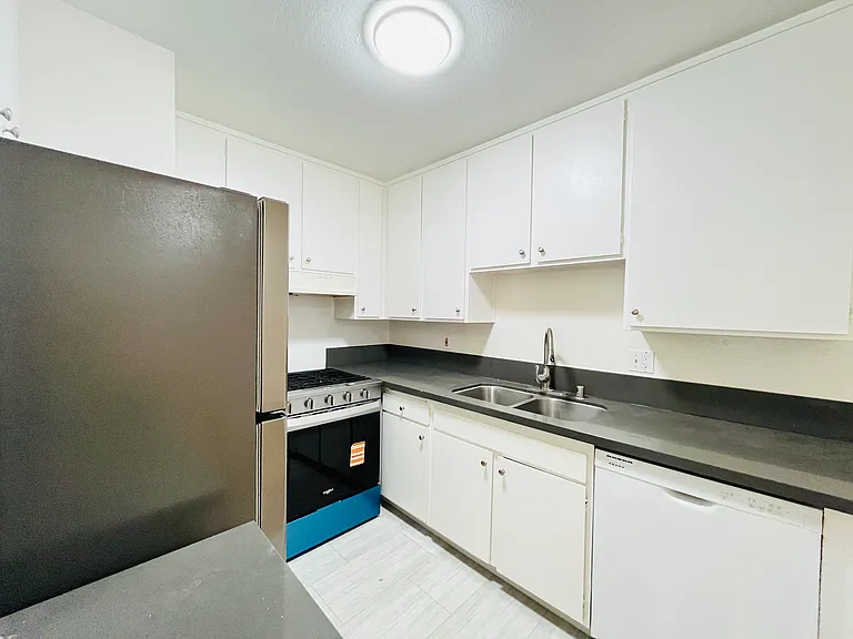 1001 W Macarthur Blvd #110 — Photo 2