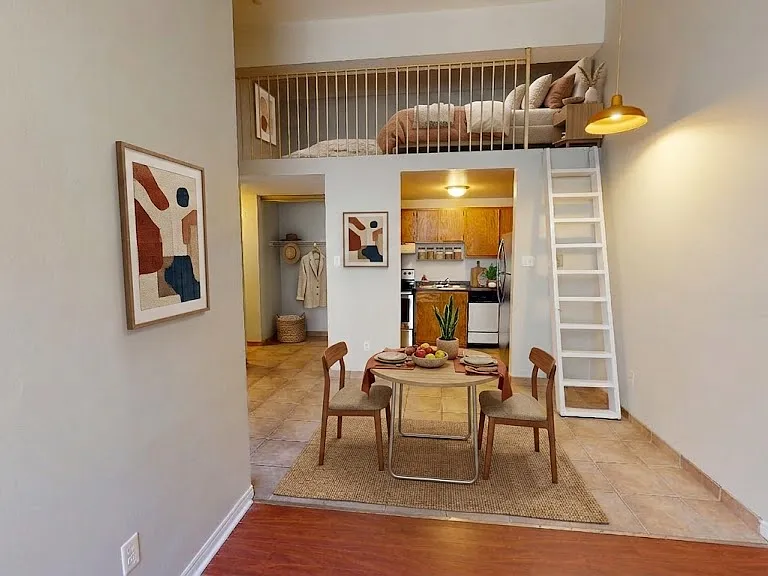 430 Adelaide St N — Photo 6