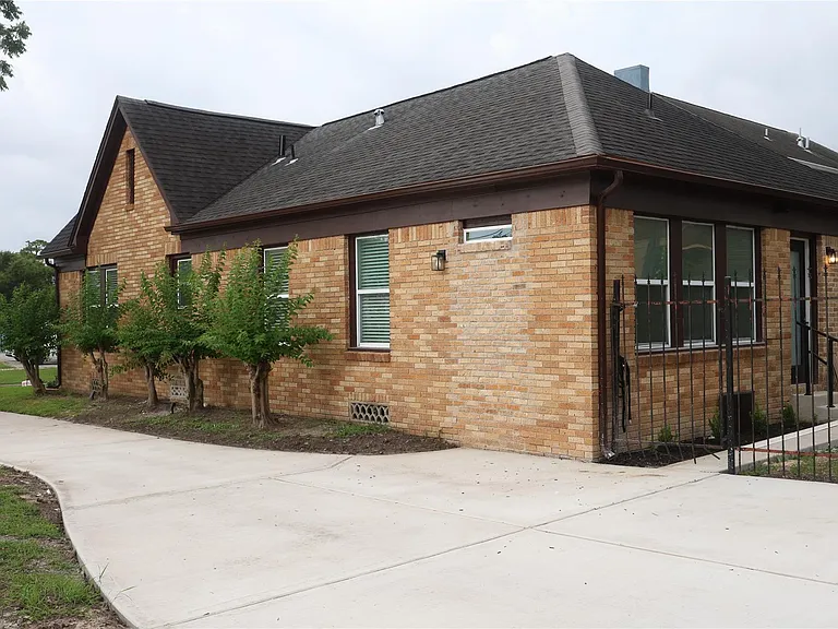 3121 Southmore Blvd — Photo 13