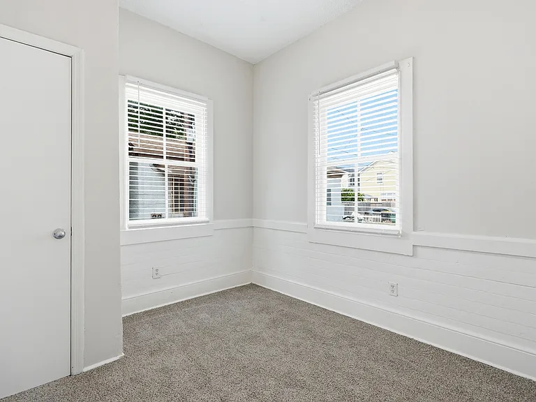 520 E Hall Ln — Photo 14