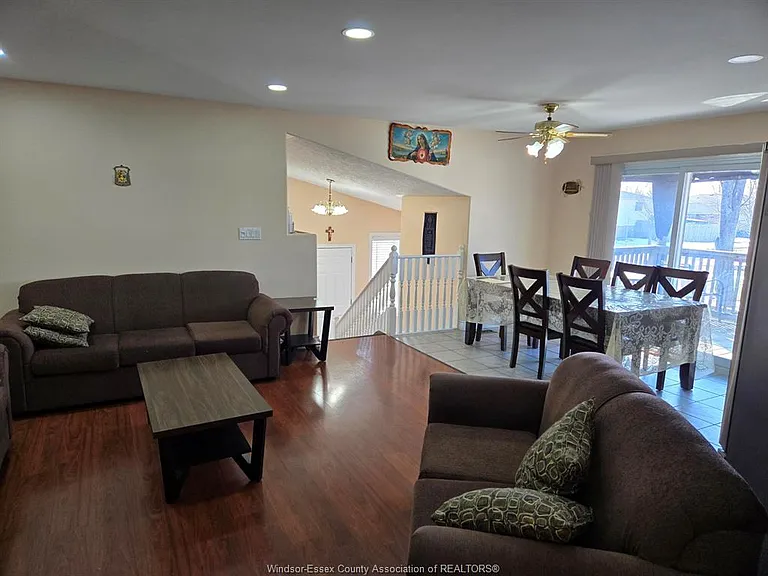 1504 Fuller Cres — Photo 3