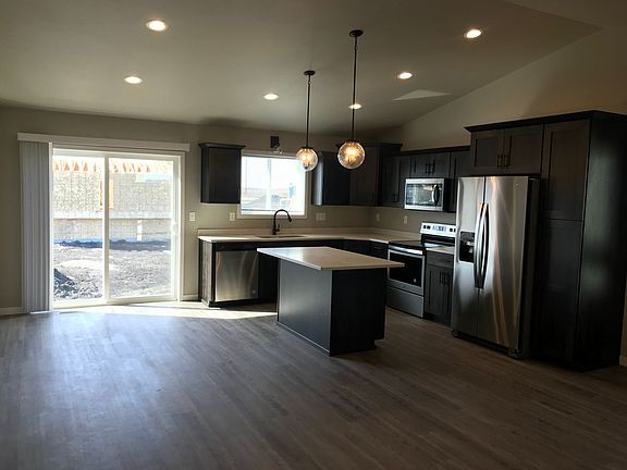3rd image of 821 Cathy Dr W