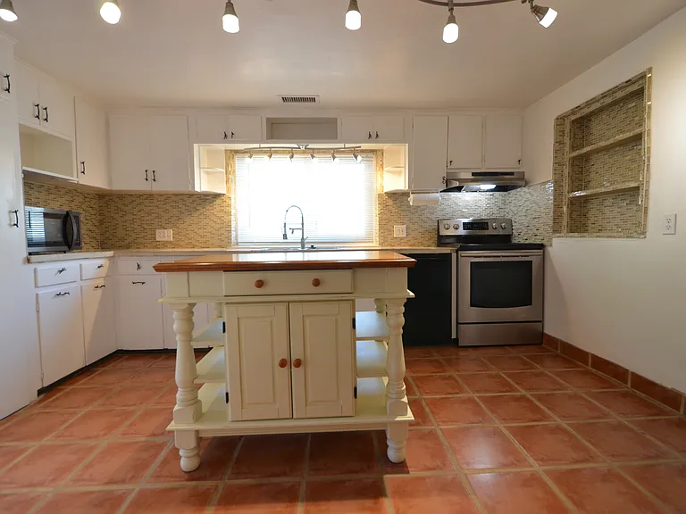 303 Villeros St — Photo 23