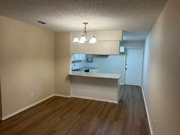 809 Georgia Ln — Photo 2