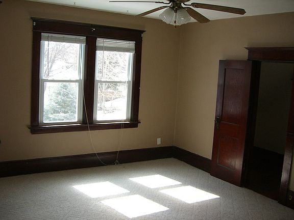 4th image of 423 Rose Ave E